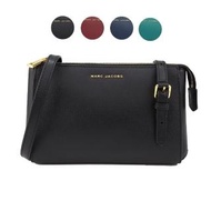 【MARC JACOBS 馬克賈伯】金屬LOGO貼心對角背帶設計斜背包(多色任選)