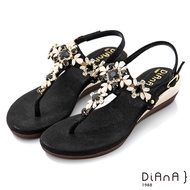 DIANA 3.7cm 質感羊紋超纖X水鑽花朵寶石楔型T字夾腳涼鞋-異國風情-黑