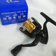 【ORIGINAL】 DAIWA STRIKEFORCE 1000 / 2000 / 2500 / 4000 Fishing Reel (Mesin Pancing) Shimano