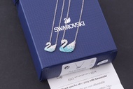 【Free Shipping】ของแท้อย่างเป็นทางการ 100% หงส์ฟ้าไล่ระดับสีฟ้า Swarovski DAZZLING SWAN โรแมนติกไล่ระดับสีฟ้าหงส์เครื่องประดับสร้อยคอผู้หญิงที่สดใหม่และมีเสน่ห์ บรรจุภัณฑ์ที่เคาน์เตอร์ครบชุด