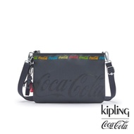 Kipling | Coca-Cola 聯名款創意LOGO印花輕巧肩背包-RAINA