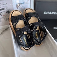 รองเท้าแตะรัดส้น CHANEL  SHOES งานสุด  งานสุดร้องเท้ารุ่นสุดฮิดของ Chanel สีสวยมาก งานดีที่สุดเท่านั้น ทั้งเรื่องของ สี &amp; รายละเอียดหนัง พืนร้องเท้า ครบทุกอย่าง ทำจากหนังเเท้+เเคนวาส+ผ้าทวิส ทำให้ไส้นิ่มสบายเท้ามาก