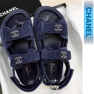 【SUNNY Shopping】Chanel พิมพ์ลาย double C magic patch สีน้ำเงินเข้ม ผ้ายีนส์ moning รองเท้าแตะกำมะหยี่ คลาสสิกสุดเท่ รองเท้าแตะเอนกประสงค์
