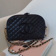 Chanel Clutch Bag With Chain VIP Gift ของแท้จาก Chanel Perfume Counter รุ่น Limited วัสดุหนังเรียบลายตารางเปิดปิดด้วยซิปแบรนด์อะไหล่ทอง