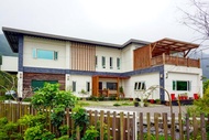 住宿 梅花湖旁之包棟莊園民宿,可以烤肉、唱歌及煮火鍋等,適合三五好友及全家大小一起享受大自然的懷抱。 台灣地區