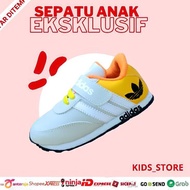 Kids Futsal Shoes Boys Girls Badminton Shoes Breathable Velcro Sports Shoes