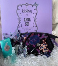Kipling X ANNA SUI夢幻禮盒 聯名款Art Pouch Mini小包+ ANNA SUI許願精靈淡香水5ml