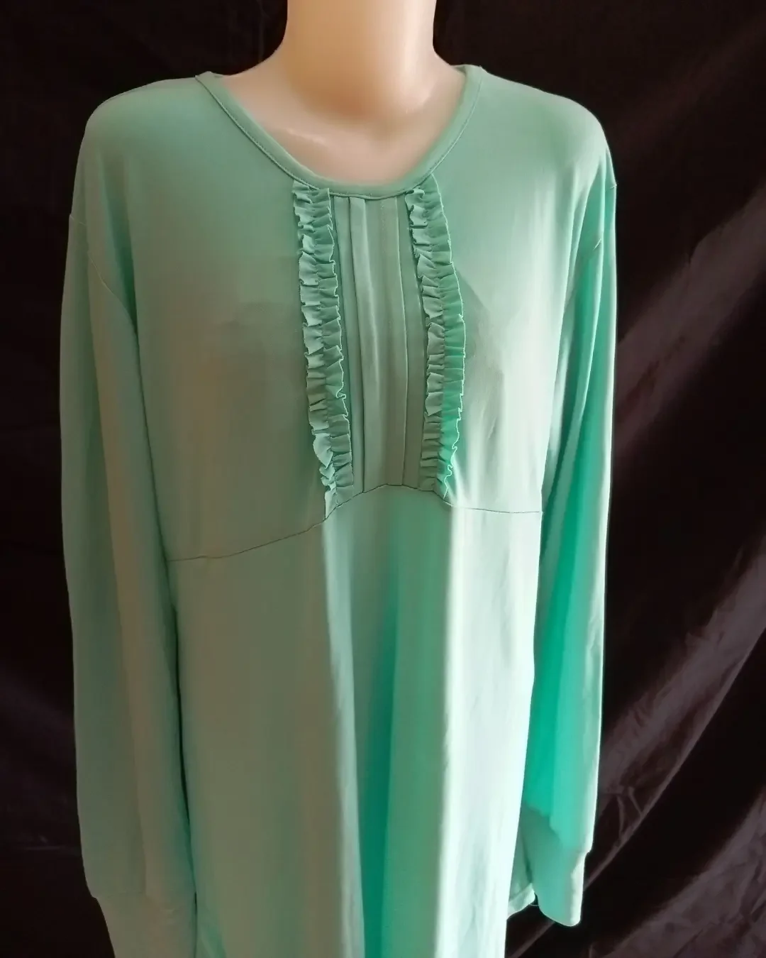 preloved blouse atasan jumbo warna hijau muat sampai BB 80kg preloved baju wanita preloved baju jumbo preloved blouse preloved murah thrift baju jumbo thrift murah thrift pakaian wanita thrift pakaian murah