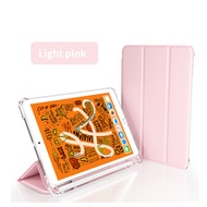 ✨จัดส่งในประเทศไทย✨ที่เรียบง่ายใสซิลิโคนอ่อนนุ่มกรณีพลิกสำหรับเคสปลอกปากกาใส่ปากกา Apple pencil Case iPad Pro 5th 6th Gen 7 8 th 7.9 9.7 10.2 10.5 10.9 11 นิ้ว 2017 2018 2019 2020 2021 แฟชั่นTPUแท็บเล็ตกรณีปกเต็มสำหรับเคสไอ iPad Air Mini 1 2 3 4 5 ปลอก