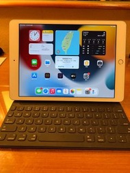 iPad 8.  128gb + keyboard