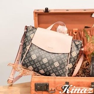 【KINAZ】掀蓋LOGO老花手提斜背蝙蝠包-克拉拉系列