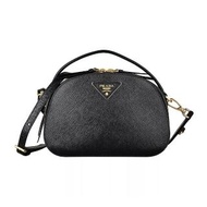 【PRADA 普拉達】PRADA SAFFIANO LUX金字金屬LOGO防刮牛皮拉鍊手提斜背包(黑)