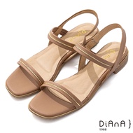 DIANA 2.5cm 質感牛皮方頭金屬幾何飾釦一字露趾涼鞋-粉