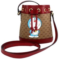 【GUCCI 古馳】哆啦A夢 防水帆布小型水桶包(卡其色/紅色)