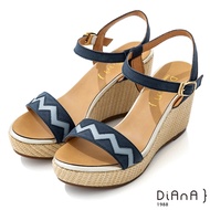 DIANA 9cm質感牛皮民族風圖騰草編楔型一字涼鞋-異國風情-深藍