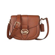 【COACH】COACH GEORGIE SADDLE金色馬車LOGO馬鞍造型荔枝紋牛皮釦式斜背包(紅褐)