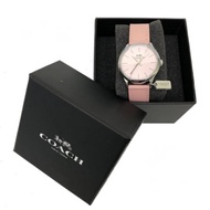 COACH 經典馬車 LOGO皮革錶帶金屬小吊牌石英錶女用手錶(粉)