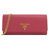 【PRADA 普拉達】WOC 金字LOGO水波紋長夾式斜背包(桃紅)
