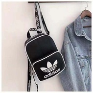 Adidasสไตล์กระเป๋าเดินทางนักเรียน Boy สาวเดินป่า Racing camping กระเป๋าเป้สะพายหลังกันน้ำนักเรียนกระเป๋าเป้สะพายของเด็ก
