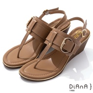DIANA 5.5cm 壓紋牛皮鉚釘釦飾T字楔型夾腳涼鞋-異國風情-棕
