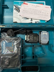 Makita牧田12v充電器跟兩粒電池，跟箱