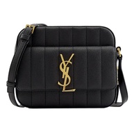 【YSL】Vicky camera bag 金屬LOGO絎縫斜背包相機包(黑)