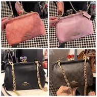 美國代購 COACH蔻馳 1451新款kisslock 吻鎖扣 印花 斜跨包 手拿包 零錢包 鏈條包 側背 單肩包