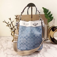 COACH FIELD BUCKET BAG IN SIGNATURE CHAMBRAY