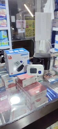 OMRON WRIST DIGITAL BLOOD PRESSURE MONITOR W/ BATTERY
