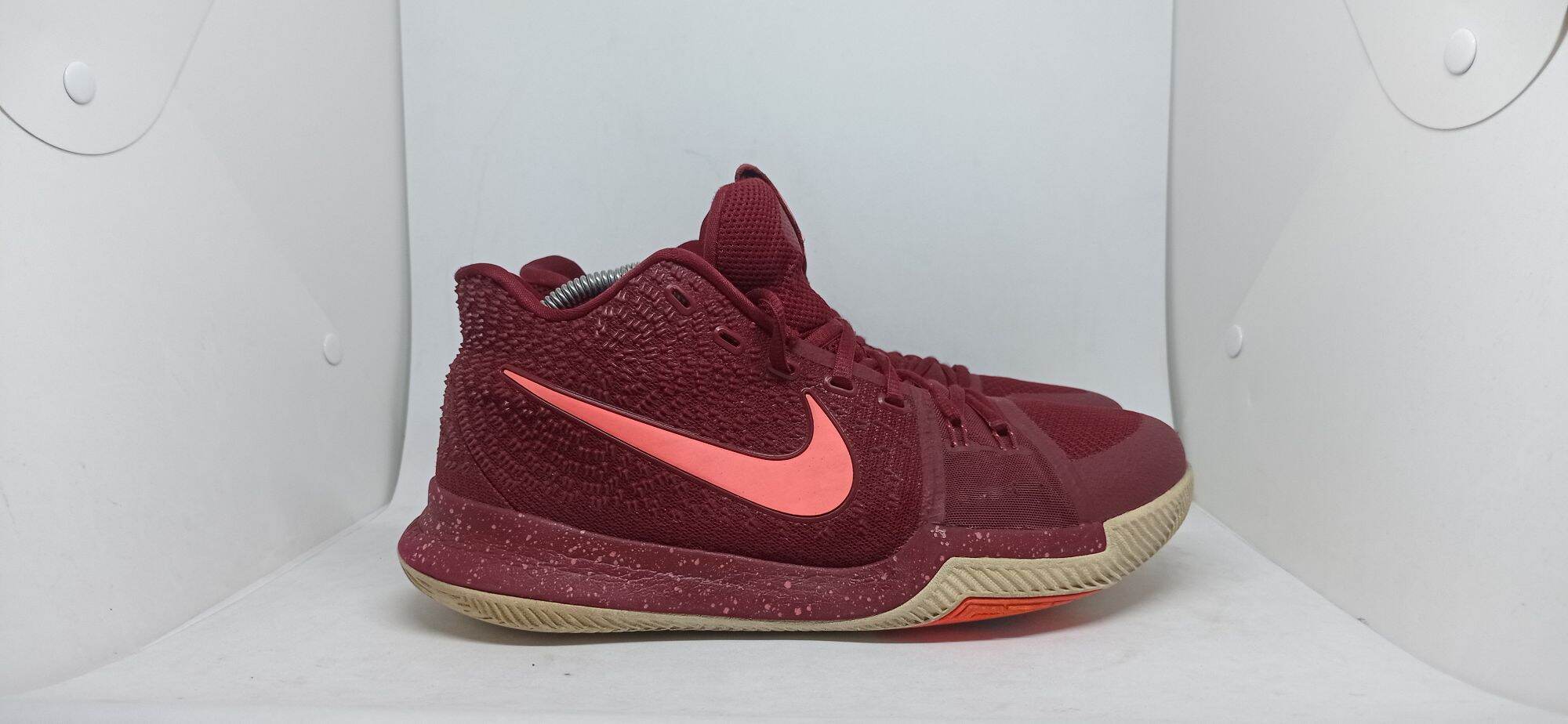 maroon kyries