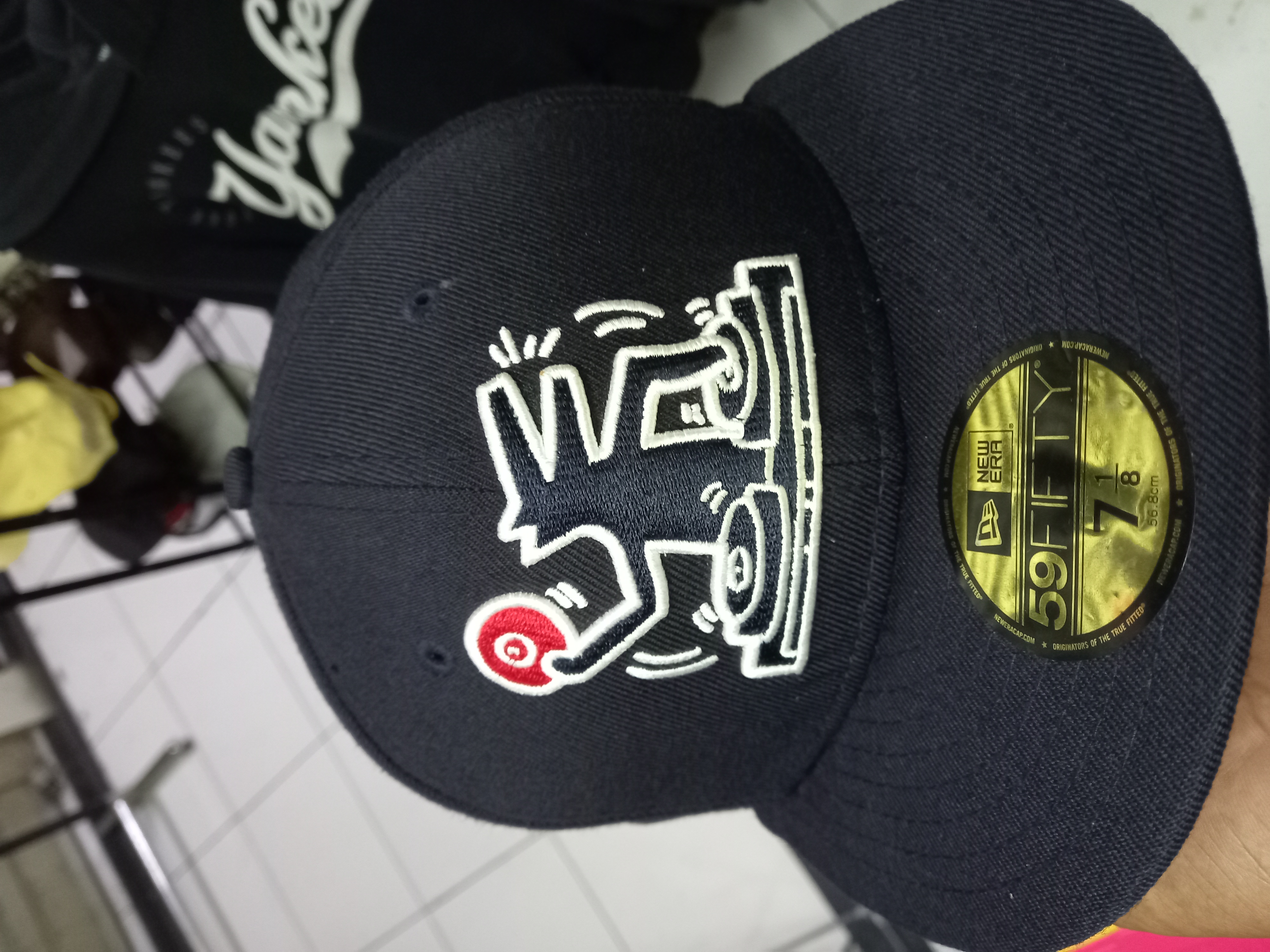 topi keith haring