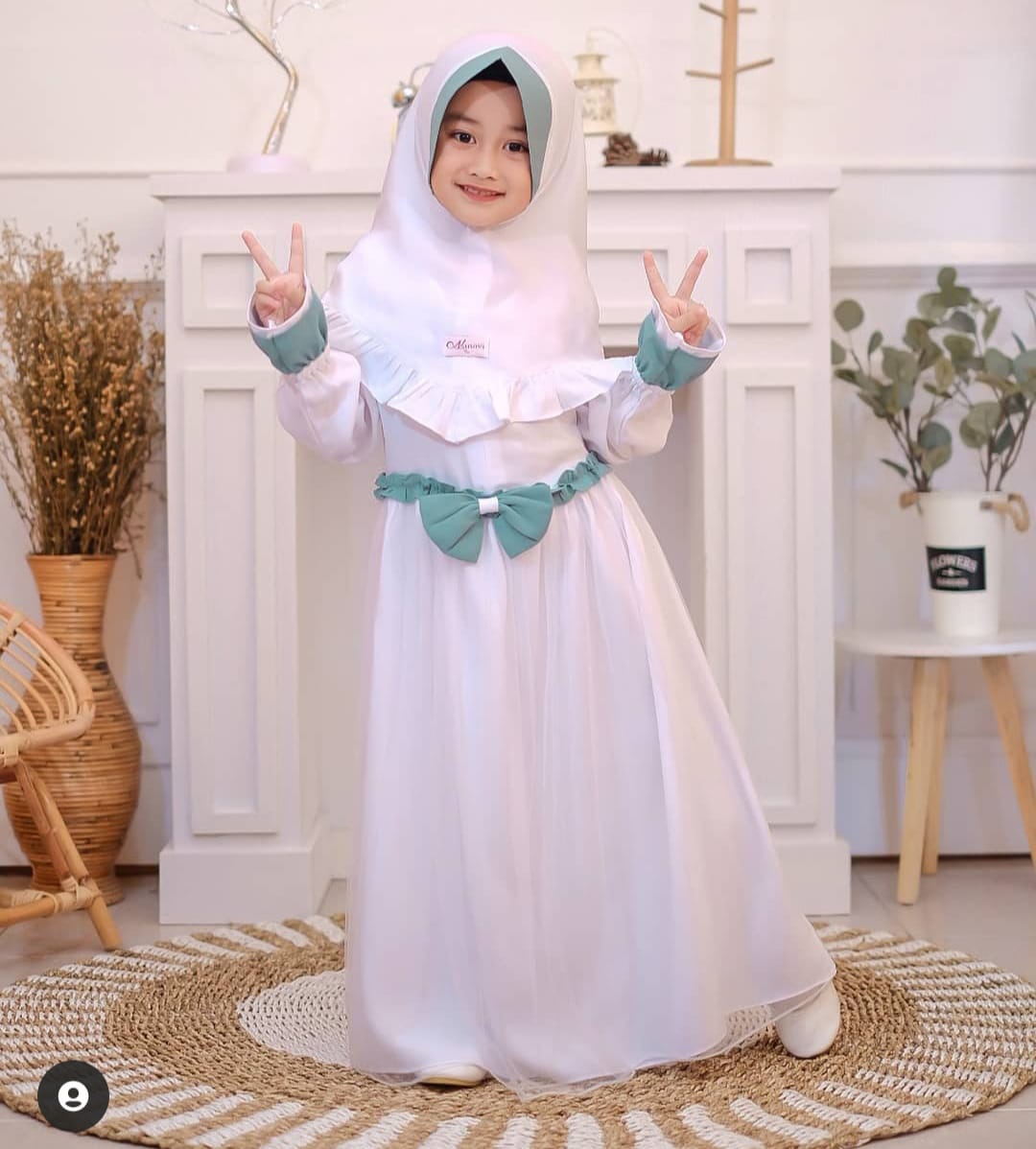 Baju muslim putih anak perempuan