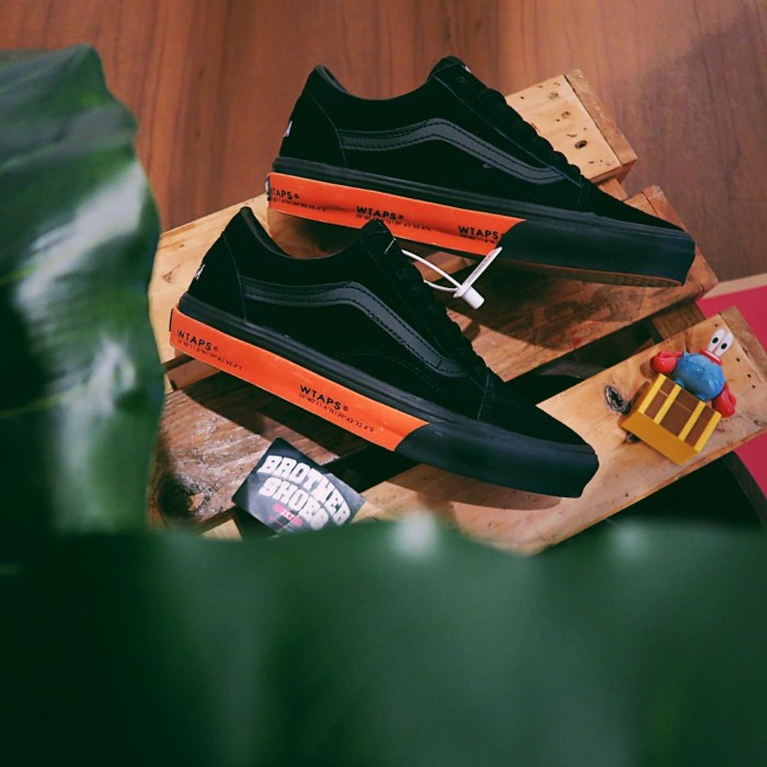 vans orange black