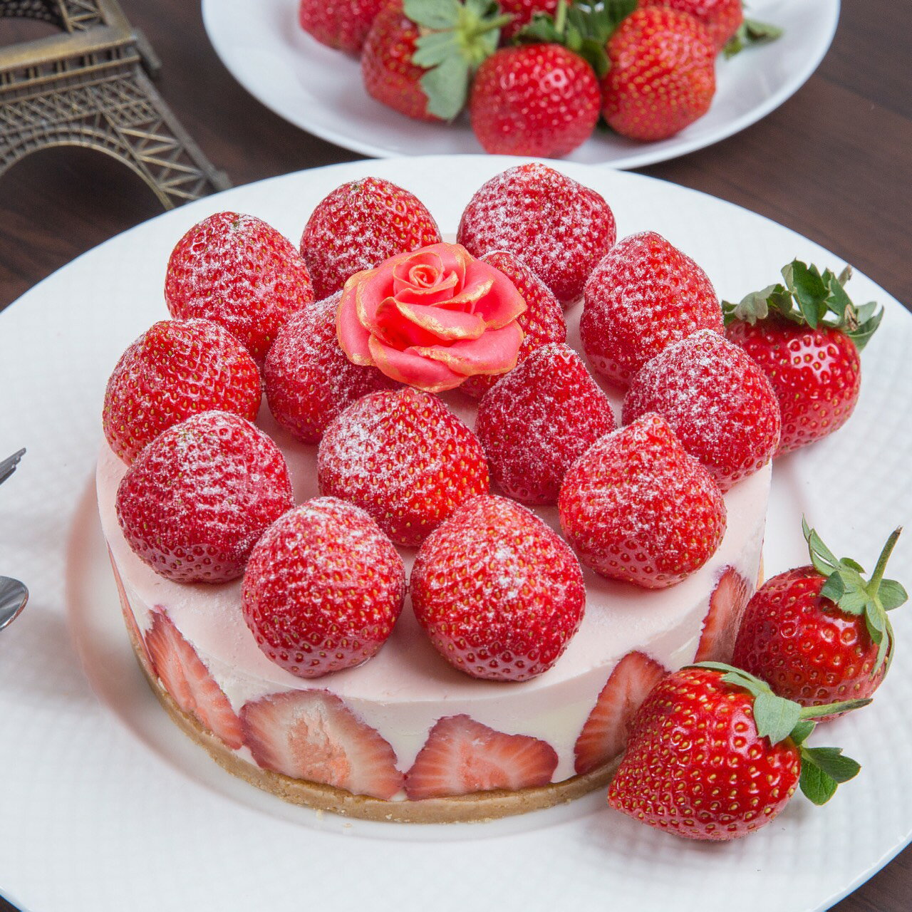 一个完整的双层奶油草莓裸蛋糕图片素材_免费下载_jpg图片格式_VRF高清图片500393911_摄图网