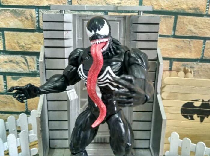 marvel legends showdown venom